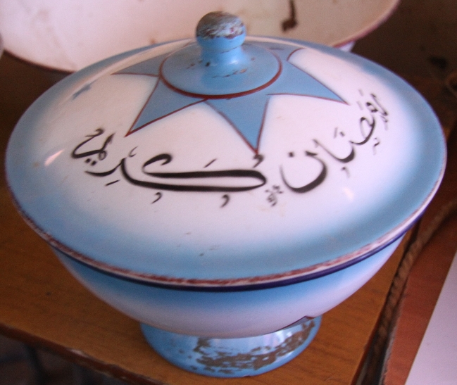 Smaltovaná miska s pokličkou s arabským nápisem, používaná na kvašený nápoj při Ramadánu...